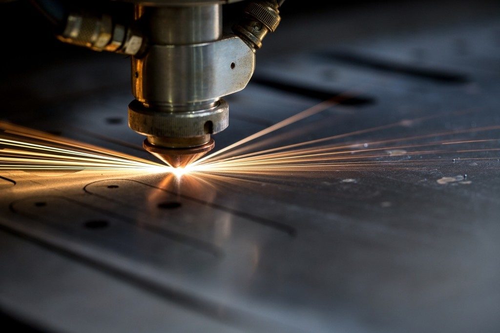 Engraving a metal sheet using a laser machine